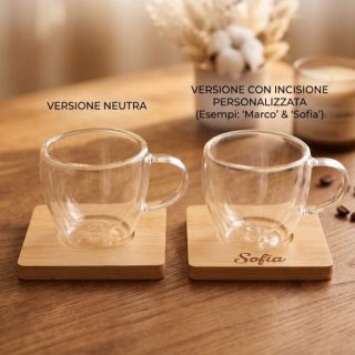 Set 2 Tazze Caffè Vetro Doppia Parete (90ml) e Sottobicchieri in Bambù – Personalizzabile