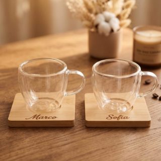 Set 2 Tazze Caffè Vetro Doppia Parete e Sottobicchieri in Bambù con incisione personalizzata
