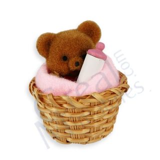 Miniatura Orsetto Girl in Cestino con Asciugamano e Biberon Rosa (3,5 cm)